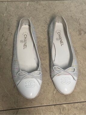 CHANEL White Cap-Toe Tweed Ballet Flats with Bow